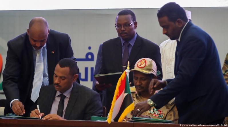 توقيع اتفاق إطاري لحل الأزمة في السودان.. توجس داخلي وآمال دولية بعودة الحكم المدني للبلاد